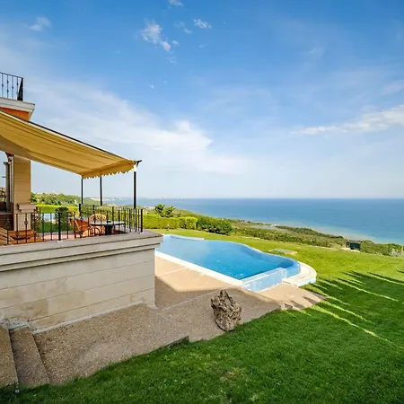 At Lighthouse Golf By Parnas Estate וילה