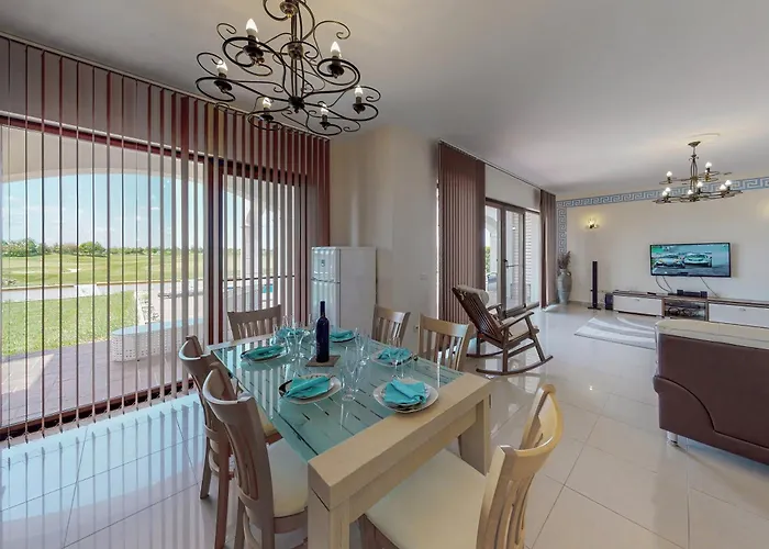 At Lighthouse Golf By Parnas Estate בלצ'יק