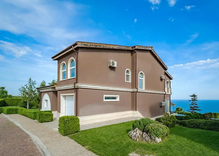 Луксозна вила At Lighthouse Golf By Parnas Estate